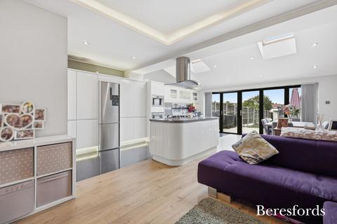 3 bedroom terraced house for sale, Stanley Avenue, Gidea Park, RM2