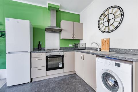 2 bedroom flat to rent, First Avenue, Hove