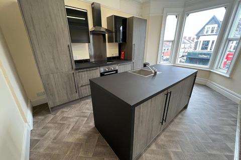 4 bedroom apartment to rent, Albany Road, Roath, CF24
