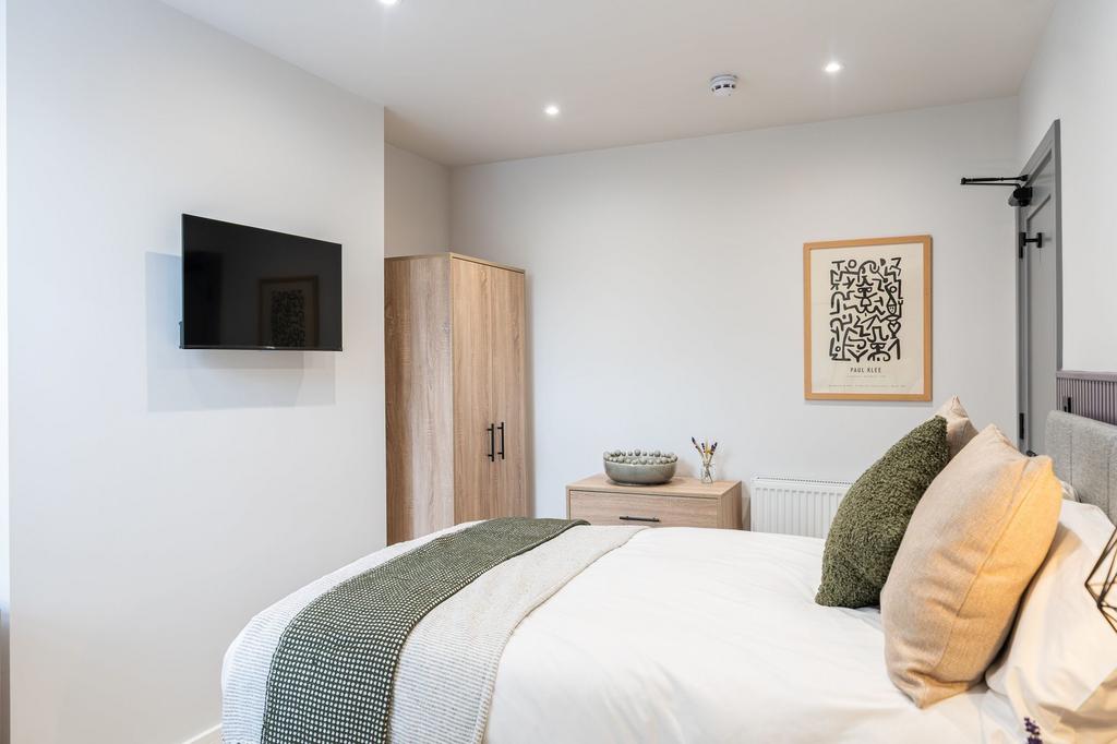 A modern and inviting double bedroom featuring ...