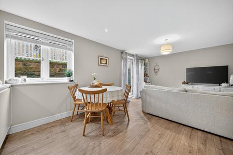 2 bedroom flat for sale, Harrogate Road, Apperley Bridge, Bradford, West Yorkshire, BD10