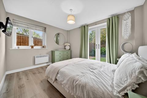 2 bedroom flat for sale, Harrogate Road, Apperley Bridge, Bradford, West Yorkshire, BD10