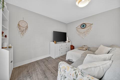 2 bedroom flat for sale, Harrogate Road, Apperley Bridge, Bradford, West Yorkshire, BD10