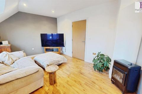2 bedroom apartment for sale, Juniper Court, Northowram, Halifax