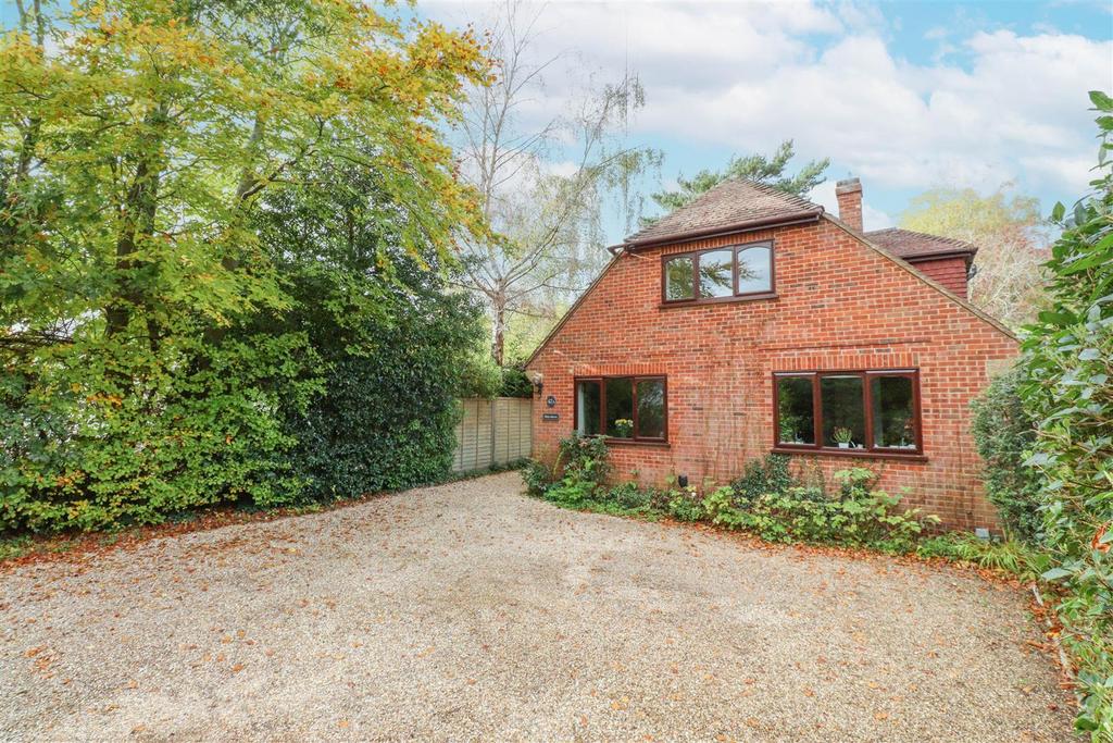 Wood Lane, Fleet GU51 3 bed chalet - £750,000