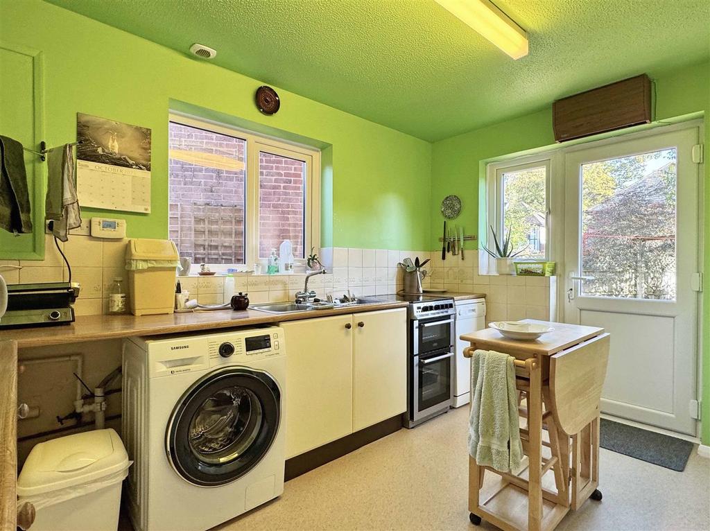 Kitchen b.jpg
