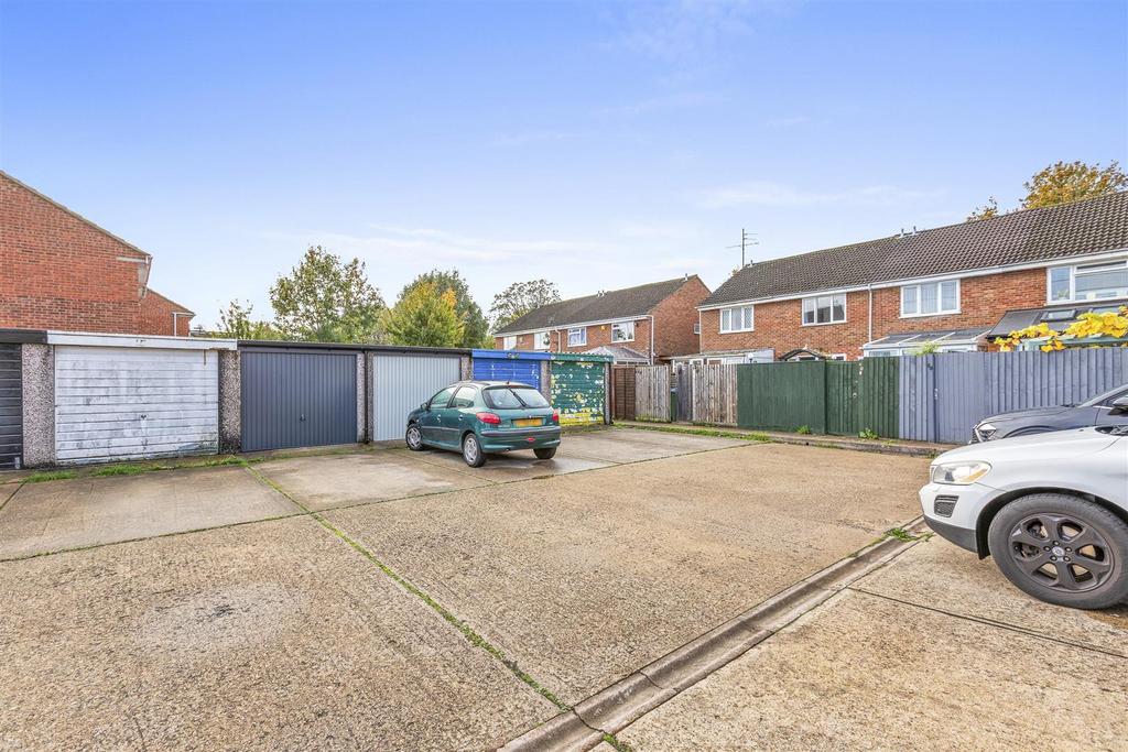 52 Upper Abbotts Hill, HP19 7 ST-15.jpg