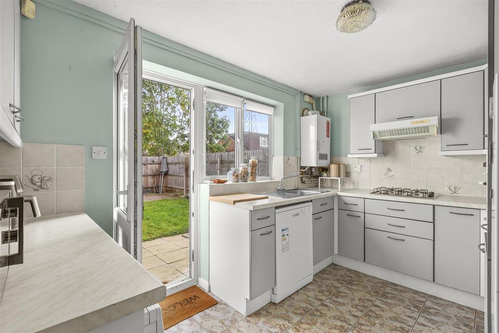 52 Upper Abbotts Hill, HP19 7 ST-7.jpg