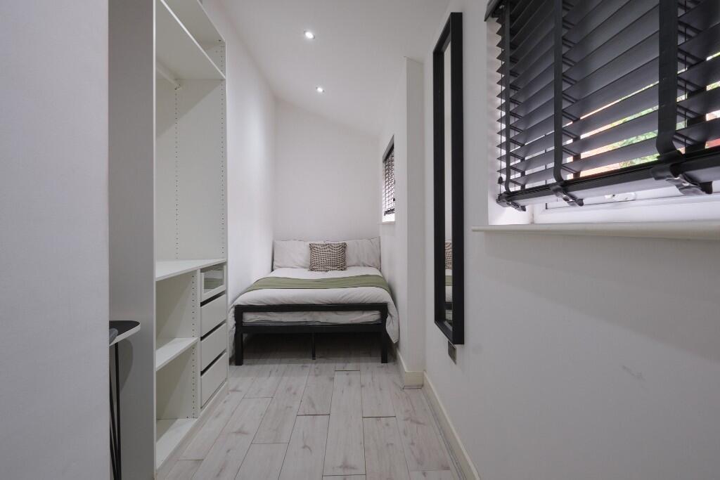 A clean and bright bathroom featuring modern de...