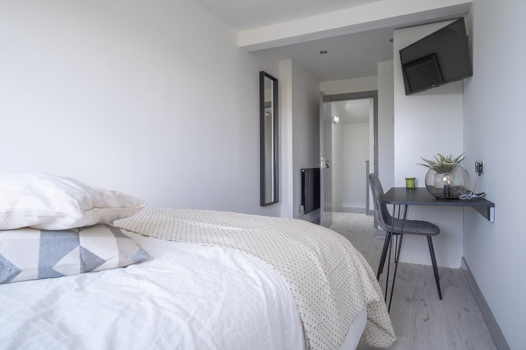 A bright and comfortable double bedroom featuri...