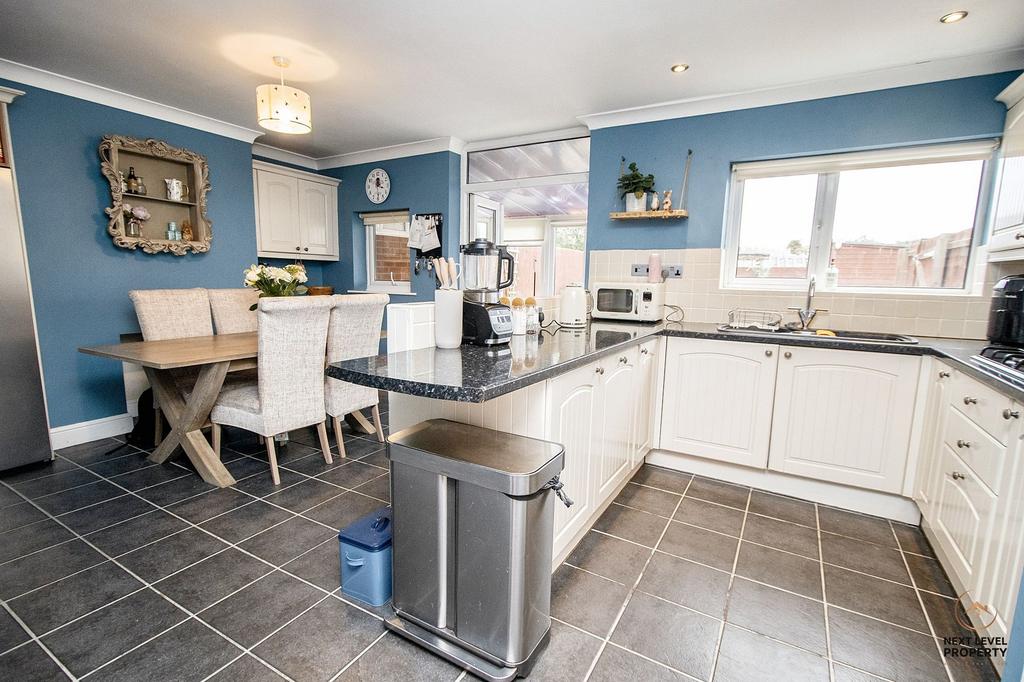 Kitchen & Dining Area