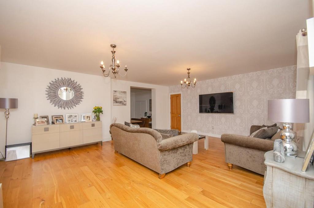 Living room pic 3.jpg
