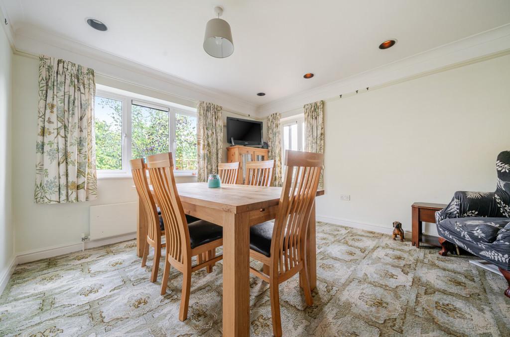 1370701-11-68f60568c3893