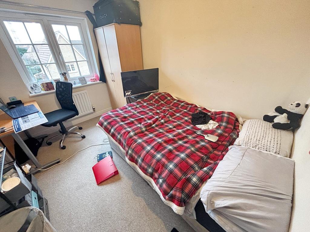 A well-maintained double bedroom featuring a co...