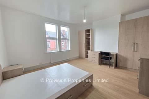 7 bedroom terraced house to rent, Manor Drive, Hyde Park LS6