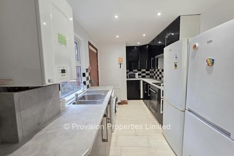 7 bedroom terraced house to rent, Manor Drive, Hyde Park LS6