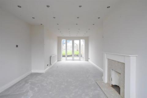 28 Tyersal Close, Bradford, BD4 8HE