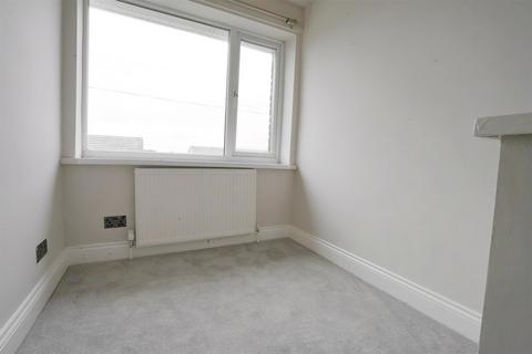 28 Tyersal Close, Bradford, BD4 8HE