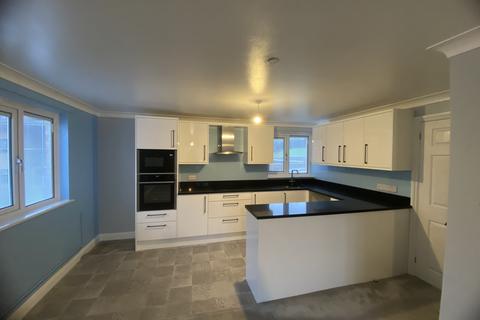 2 bedroom flat to rent, Folkestone Road, Dover, CT17