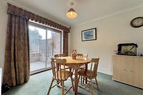 3 bedroom semi-detached house for sale, Fullwoods End, COSELEY, WV14 9NT