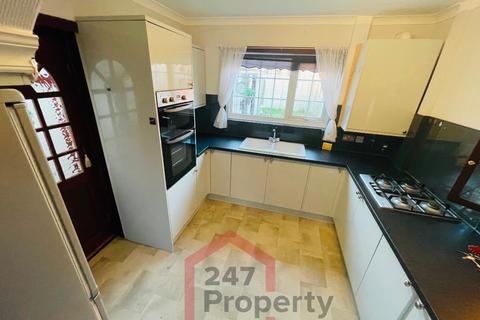 3 bedroom semi-detached house to rent, Chalmers Drive, Doncaster