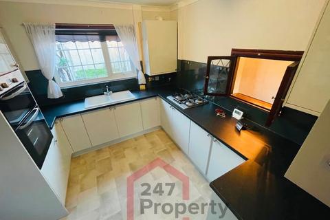 3 bedroom semi-detached house to rent, Chalmers Drive, Doncaster