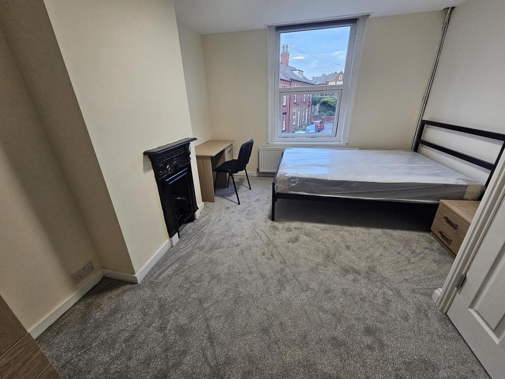 Bright, neatly presented single bedroom with a ...