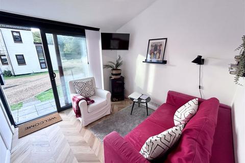 2 bedroom terraced bungalow to rent, Creek Gardens, Ryde