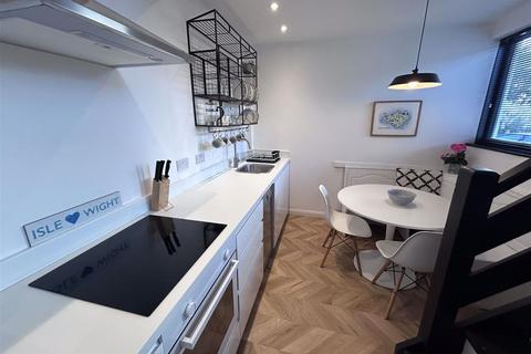 2 bedroom terraced bungalow to rent, Creek Gardens, Ryde