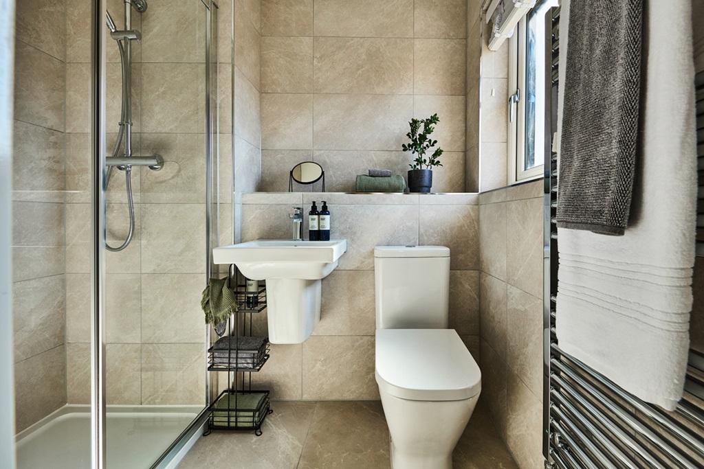 The main bedroom features its own en-suite...