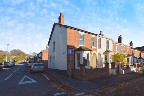 4 bedroom end of terrace house for sale, Queens Road, Salisbury       * PARKING *