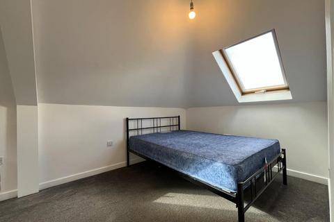 4 bedroom apartment to rent, Beverley Way, London SW20