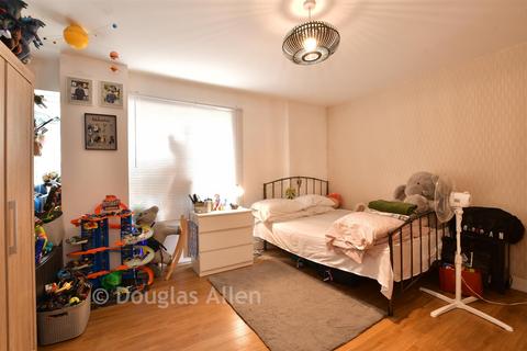 2 bedroom ground floor maisonette for sale, Maxwell Road, Romford, Essex