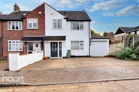 10 Gleneagles Close, Romford, RM3 0RU