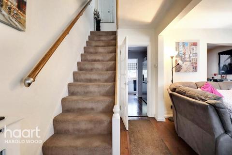 10 Gleneagles Close, Romford, RM3 0RU