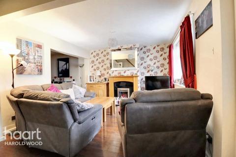 10 Gleneagles Close, Romford, RM3 0RU