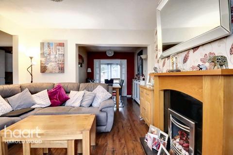 10 Gleneagles Close, Romford, RM3 0RU