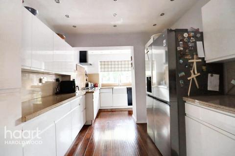 10 Gleneagles Close, Romford, RM3 0RU