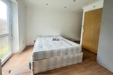 1 bedroom in a house share to rent, Eton Avenue, Hounslow TW5