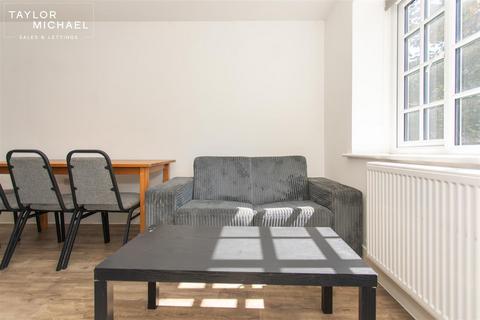 5 bedroom flat to rent, Melville Road, Hove
