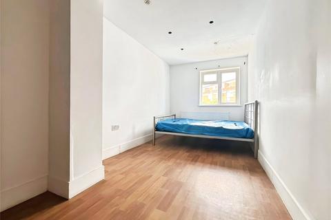 1 bedroom in a house share to rent, Eton Avenue, Hounslow TW5