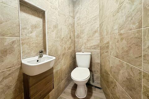 1 bedroom in a house share to rent, Eton Avenue, Hounslow TW5