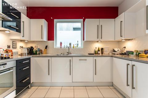 3 bedroom apartment to rent, Kingscote Way, Brighton