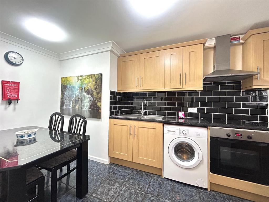 Kitchen 2.jpg