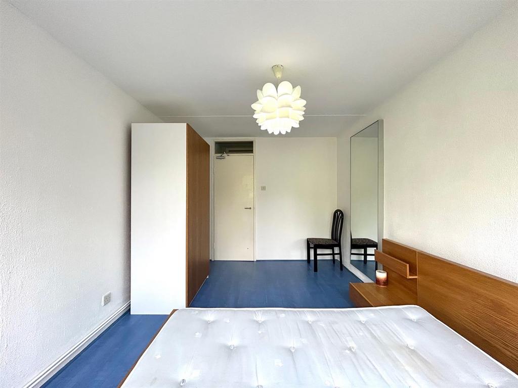 1st bedroom 2.jpg