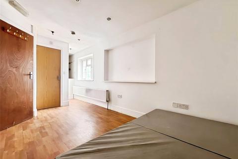 1 bedroom in a house share to rent, Eton Avenue, Hounslow TW5