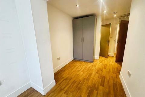 1 bedroom in a house share to rent, Eton Avenue, Hounslow TW5