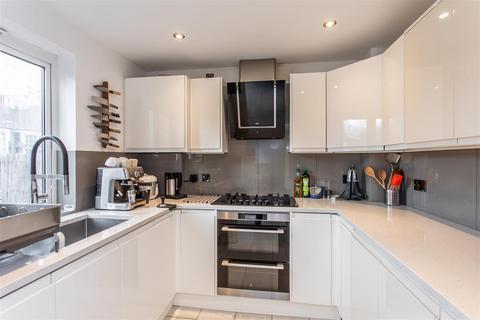 3 bedroom maisonette for sale, Rainhill Way, Bow, E3