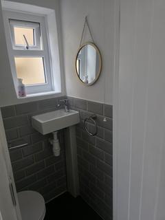 5 bedroom semi-detached house to rent, Trent Avenue, UPMINSTER RM14