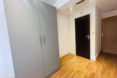1 bedroom in a house share to rent, Eton Avenue, Hounslow TW5